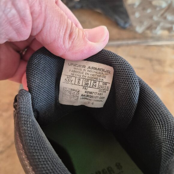 Youth Size 5.5 Under Armour Baseball Cleats - Picture 4 of 4